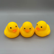 Load image into Gallery viewer, Foofotao Plastic cake decorations,3 Mini ducklings, cute yellow duckling toy animal cake set, children&#39;s cake decorations, birthday cake decorations.
